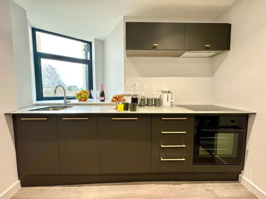 Bournemouth Getaway: 3Br Apartment Near Beach المظهر الخارجي الصورة