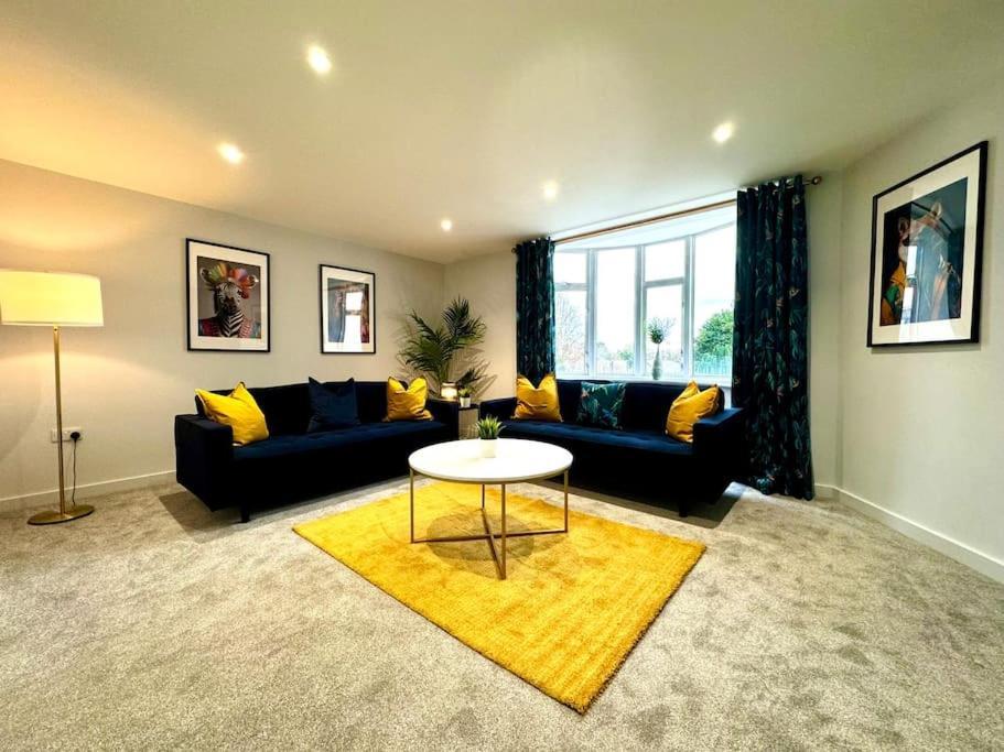 Bournemouth Getaway: 3Br Apartment Near Beach المظهر الخارجي الصورة