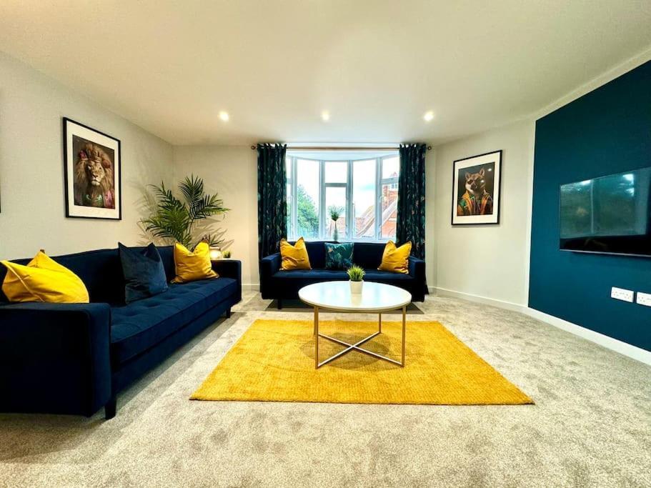 Bournemouth Getaway: 3Br Apartment Near Beach المظهر الخارجي الصورة